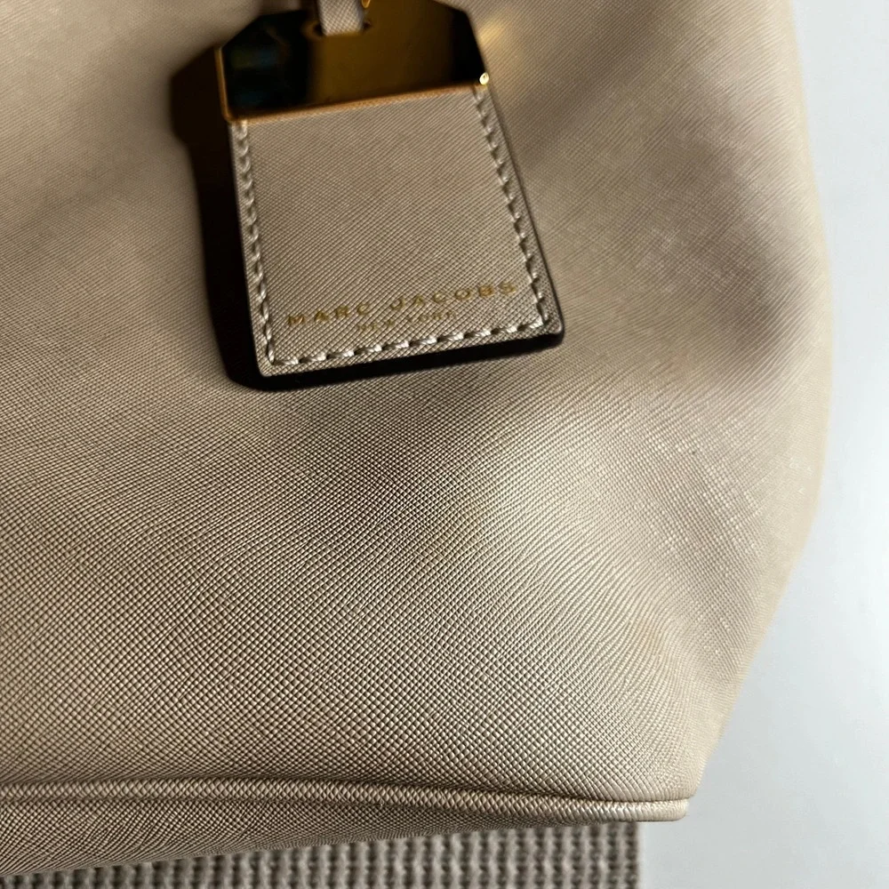 Marc Jacobs Wingman Tote Beige Saffiano Leather Floral Lining Large Handbag